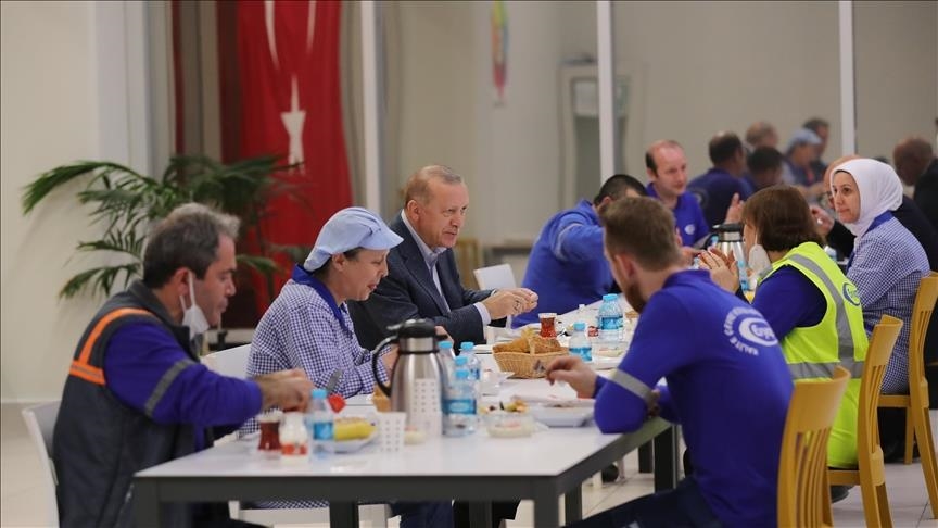 بالصور :الرئيس أردوغان يشارك العمّال إفطارهم